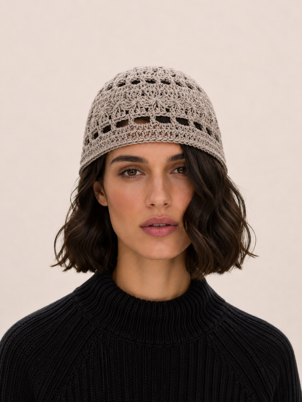 Gorro tejido crochet gris topo