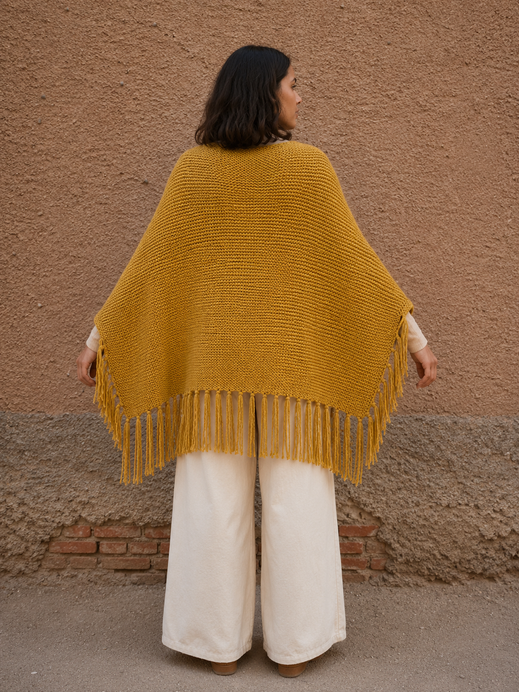 Poncho tejido color mostaza con flecos