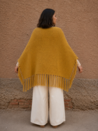 Poncho tejido color mostaza con flecos